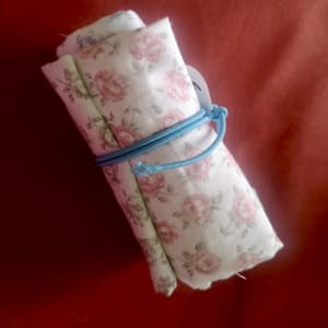 Rollito  de telas de florecitas sobre blanco 2