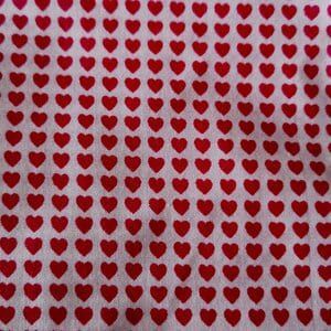 Tela de corazones en fucsia sobre blanco (Quedan 1,90 x 1,10cm)