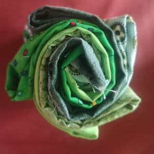 Rollito de telas en verdes con motivos variados