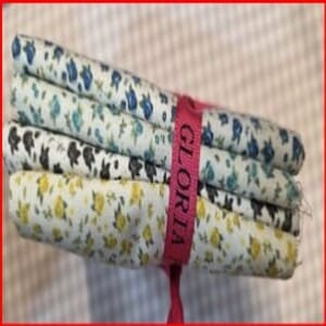 Paquete de 4 telas de florecitas de colores sobre blanco