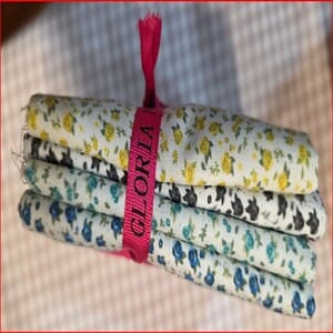 Paquete de 4 telas de florecitas de colores sobre blanco - Imagen 2