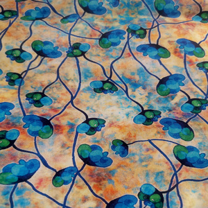 Flores azules sobre fondo multicolor. Quilting treasures