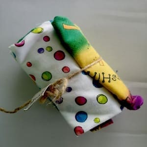 Rollito de telas  con motivos variados  y multicolores