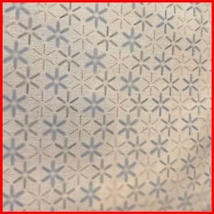 Tela clara con motivos en forma de estrellas en azul