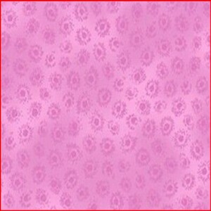 Tela con motivos florales sobre rosa chicle.Quilting treasures