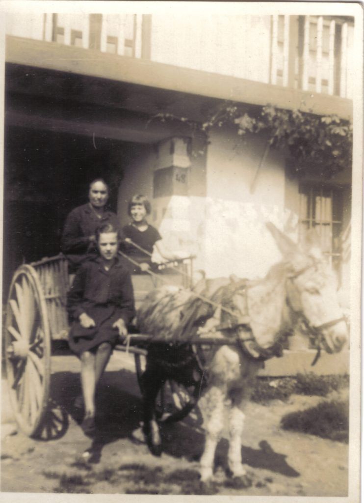 2Fructuosa Herrero con sus sobrinas Fina y Anita.Ano 1934