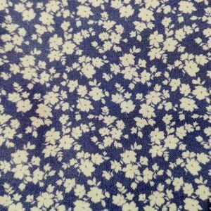 Flores  claras sobre azul. Colección Country azul