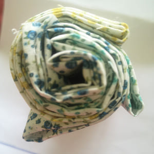 Rollito  de telas de florecitas sobre blanco