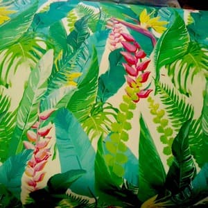 Tela Borneo Lagon con motivos de hojas en verdes, repelente al agua y anti manchas