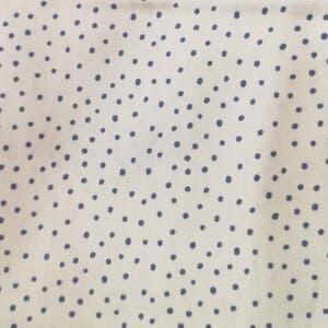 Lunares  claros sobre azul. Colección country azul