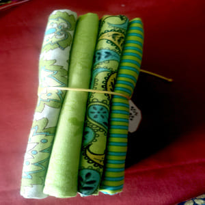 Paquete de 4  telas en  verdes, rayas , flores...