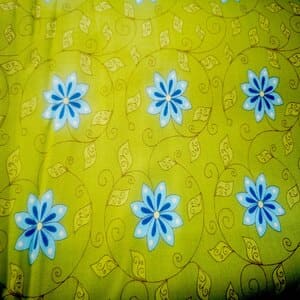 Flores azules sobre verde de Quilting treasures