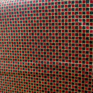 Tela de cuadritos rojos, con motitas verdes