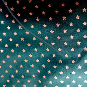 Estrellas doradas sobre verde