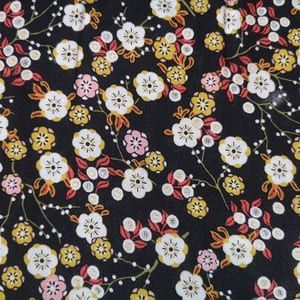Tela de  viscosa con motivos de flores de almendro sobre negro