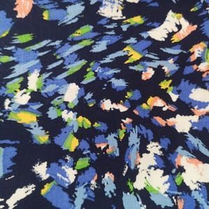 Tela de  viscosa con pinceladas de colores sobre azul