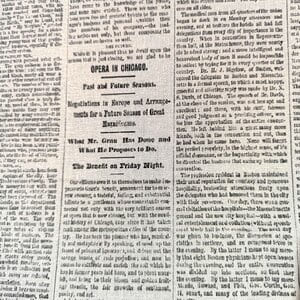 Tela de periódico con letras en negro sobre blanco