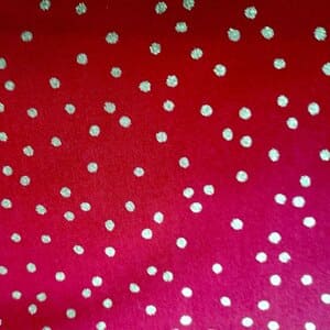 Lunares dorados sobre rojo