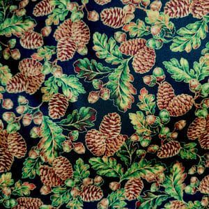Tela con piñas de otoño  sobre oscuro de Quilting treasures