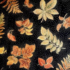 Tela de hojas  de otoño  sobre negro de Quilting treasures
