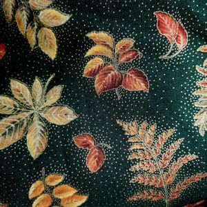 Tela de hojas  de otoño  sobre verde de Quilting treasures