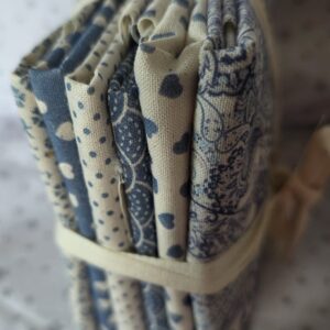 Paquete pequeño de 8 telas en azules flores, corazones, cachemir,azul, natural, lunares.....