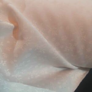 Tela trasera de florecitas en blanco roto sobre blanco roto