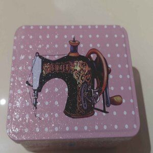 Caja rosa con maquina de coser (12x7x9 cm)