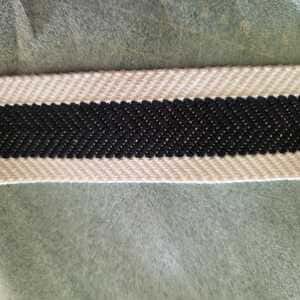 Cinta  de para bolso o mochila en crudo con raya en negro 30 mm