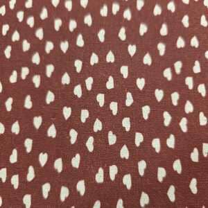 Tela country de corazones granate sobre claro