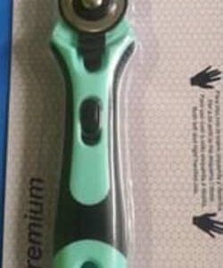 Cutter rotativo verde agua  de  28mm con cuchilla recta de ideas