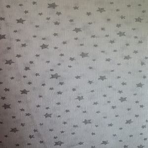 Tela con estrellas salteadas   en color plata sobre blanco