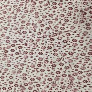 Tela country de florecitas granates sobre claro