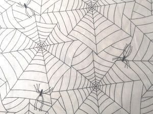 Retal  con telas de araña sobre blanco de quilting treasures (Quedan 60x1,10)