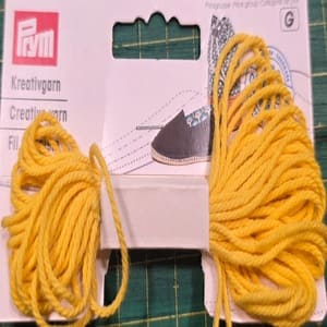 Hilo para coser alpargatas amarillo de Prym