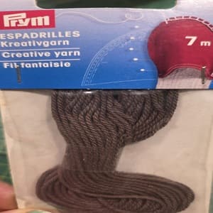 Hilo para coser alpargatas marrón de Prym