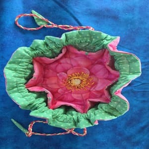 Panel  bolsa joyero de dalia rosa para viaje. Quilting treasures