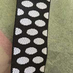 Cinta  de para bolso o mochila en negro con topos blancos 36 mm