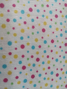 Tela blanca con lunares de colores Quilting treasures