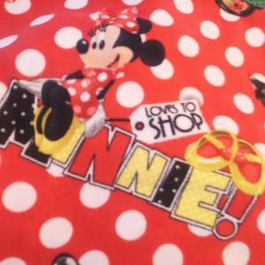 Mantita roja con lunares de Minnie Mouse de coralina reversible(Para poner un bies)