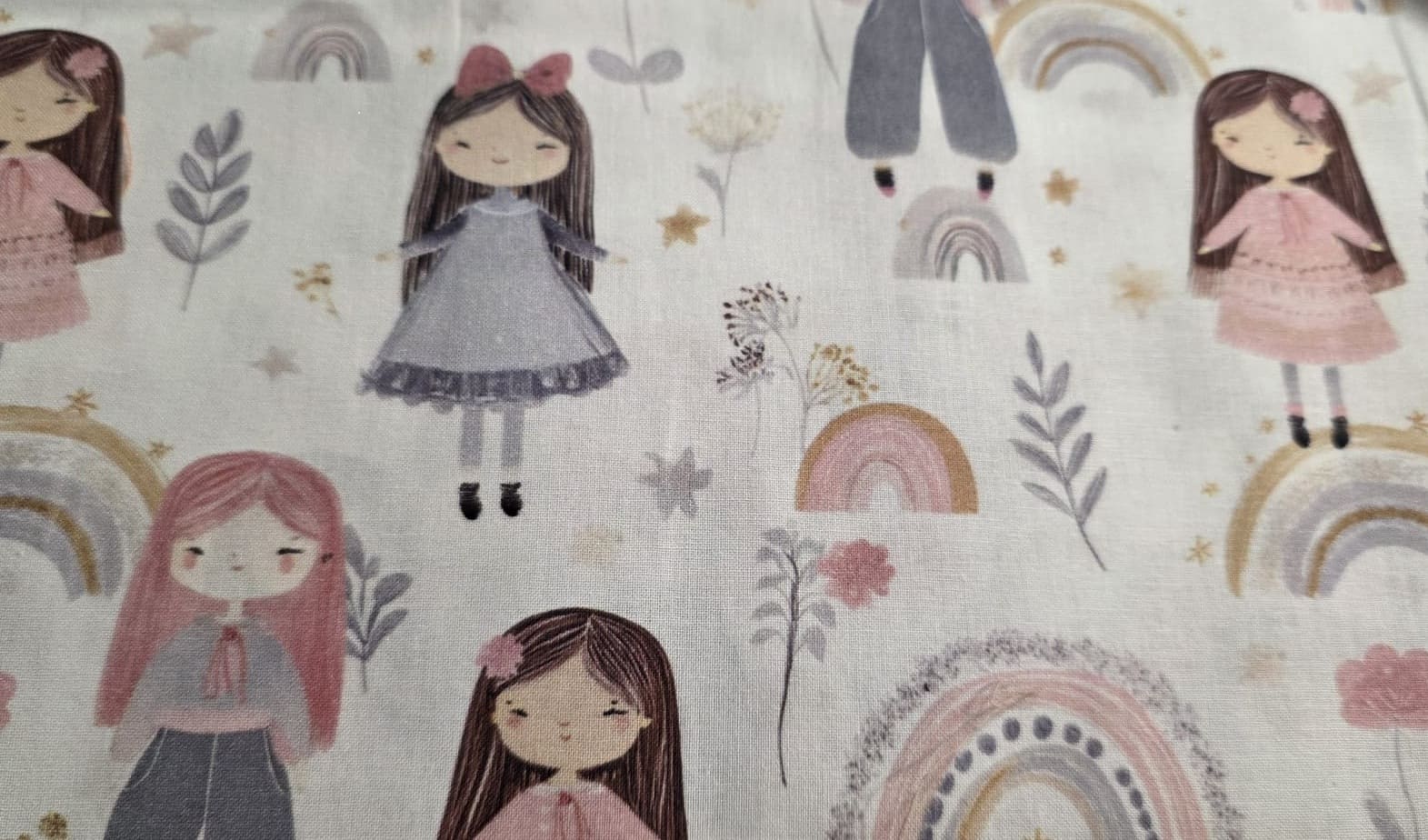 Tela de muñecas en tonos suaves