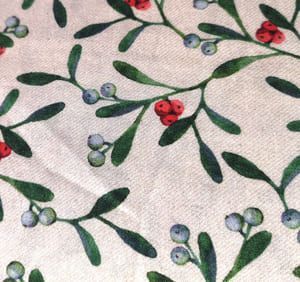 Tela clara con motivos de muérdago en verde y rojo (50x145 cm)
