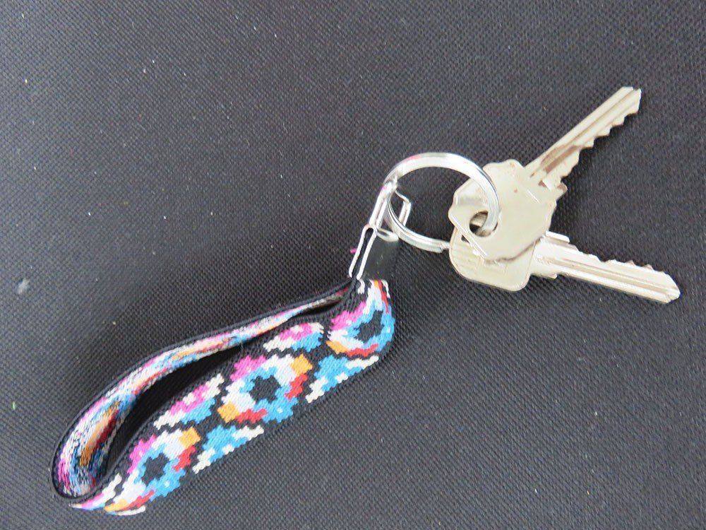 Kit de llavera y cinta elástica multicolor.Prym