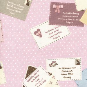 Cartas y sobres sobre rosa.With love.Veronique Requena