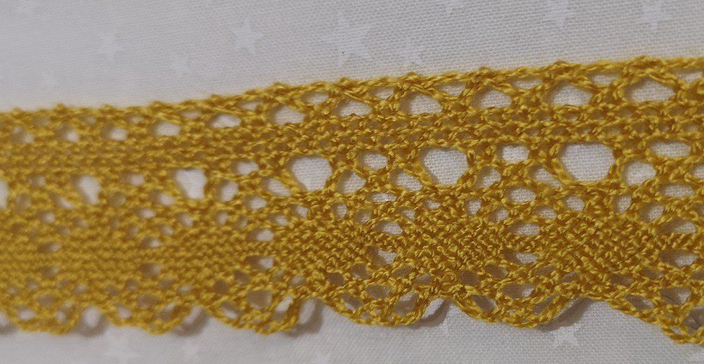 Puntilla de bolillo de polyester en ocre de 30mm