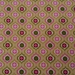 Motivos verdes y rosas sobre beige