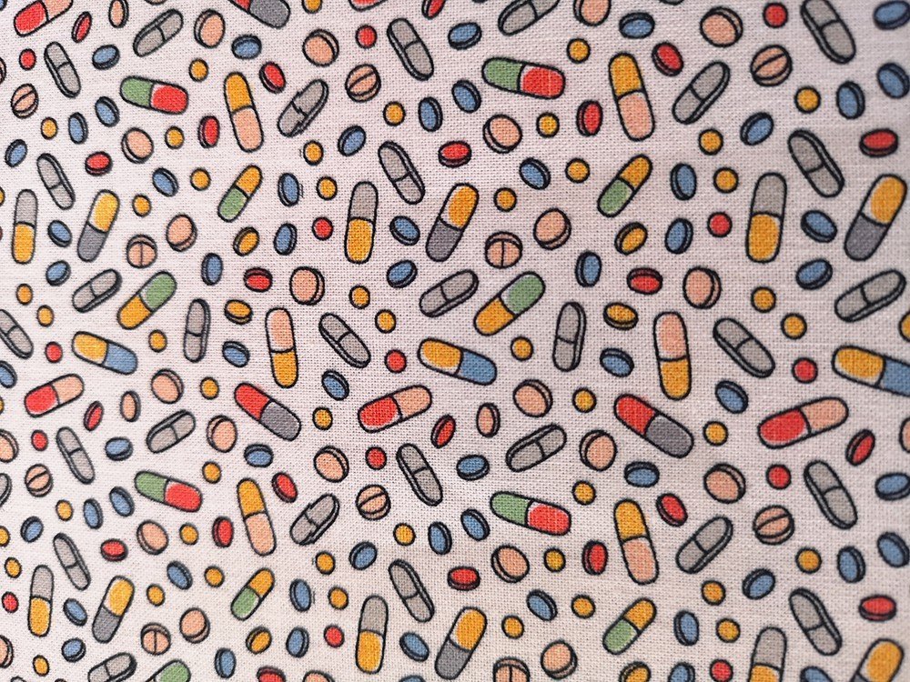 Tela con motivos de pastillas en colores
