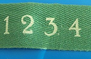 Cinta verde de algodón con números en claro