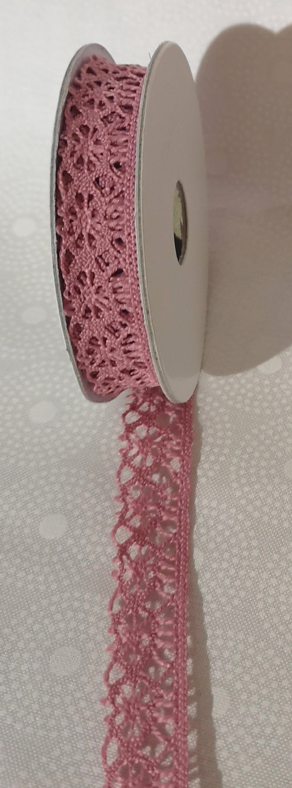 Cinta de LOVE sobre rosa de 2m.