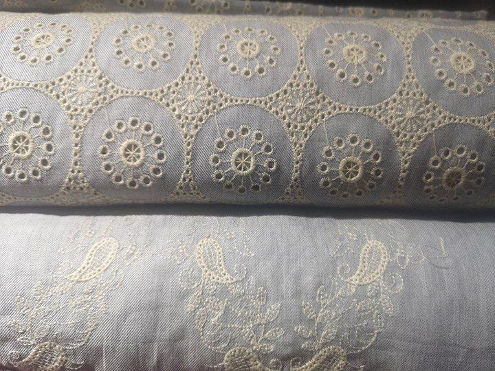 Tela de lunares de colores sobre rojo de quilting treasures